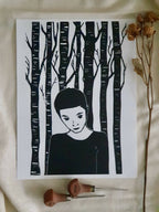 Affiche noir et blanc avec portrait féminin et arbres stylisés en fond