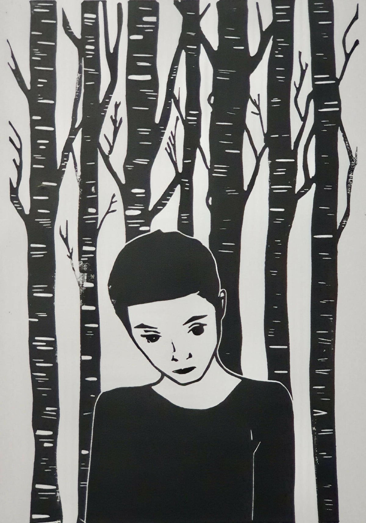 Affiche noir et blanc : portrait féminin dans une forêt de traits noirs