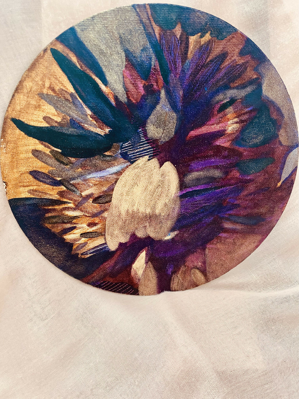 Cercle d’encre abstraite multicolore, motif floral au centre sur fond clair