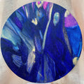 Pastille ronde d’encre abstraite bleu indigo et violet, motif cosmique