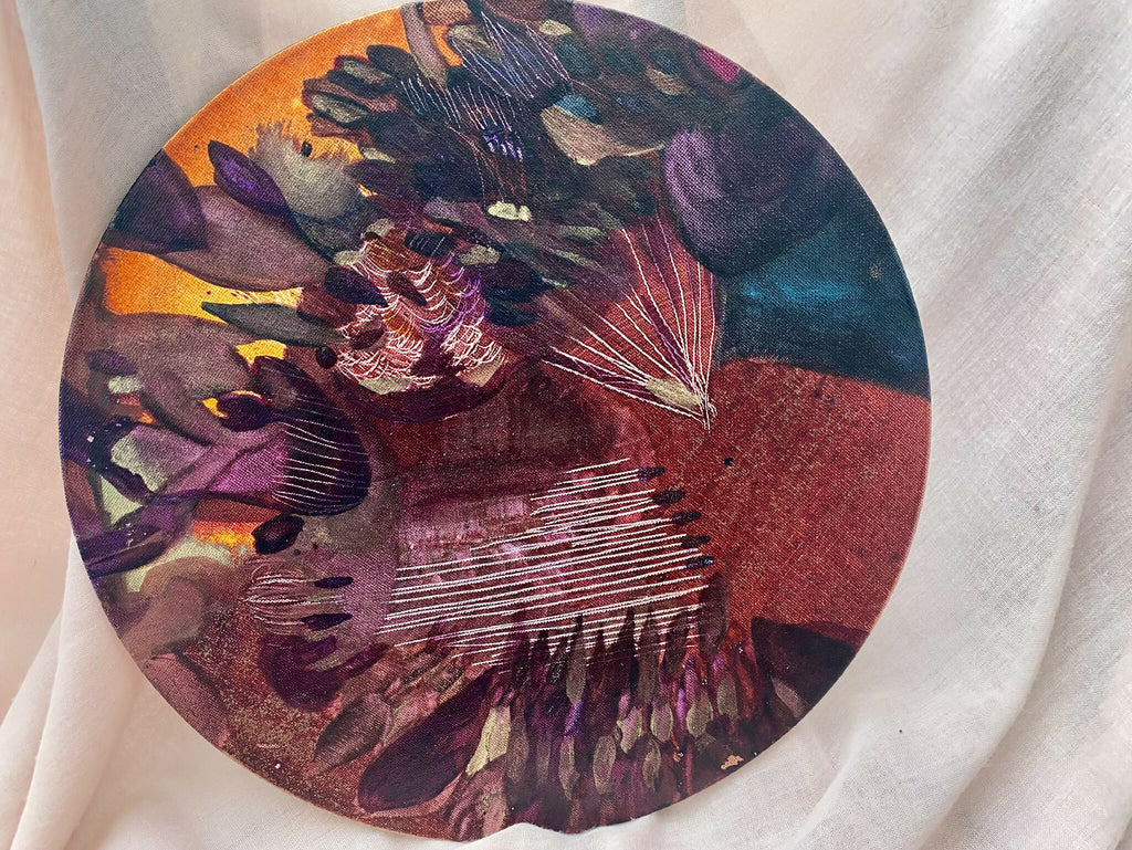 Visuel circulaire « Minotaure ailé » : créature ailée et formes abstraites multicolores