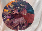 Visuel circulaire « Minotaure ailé » : créature ailée et formes abstraites multicolores