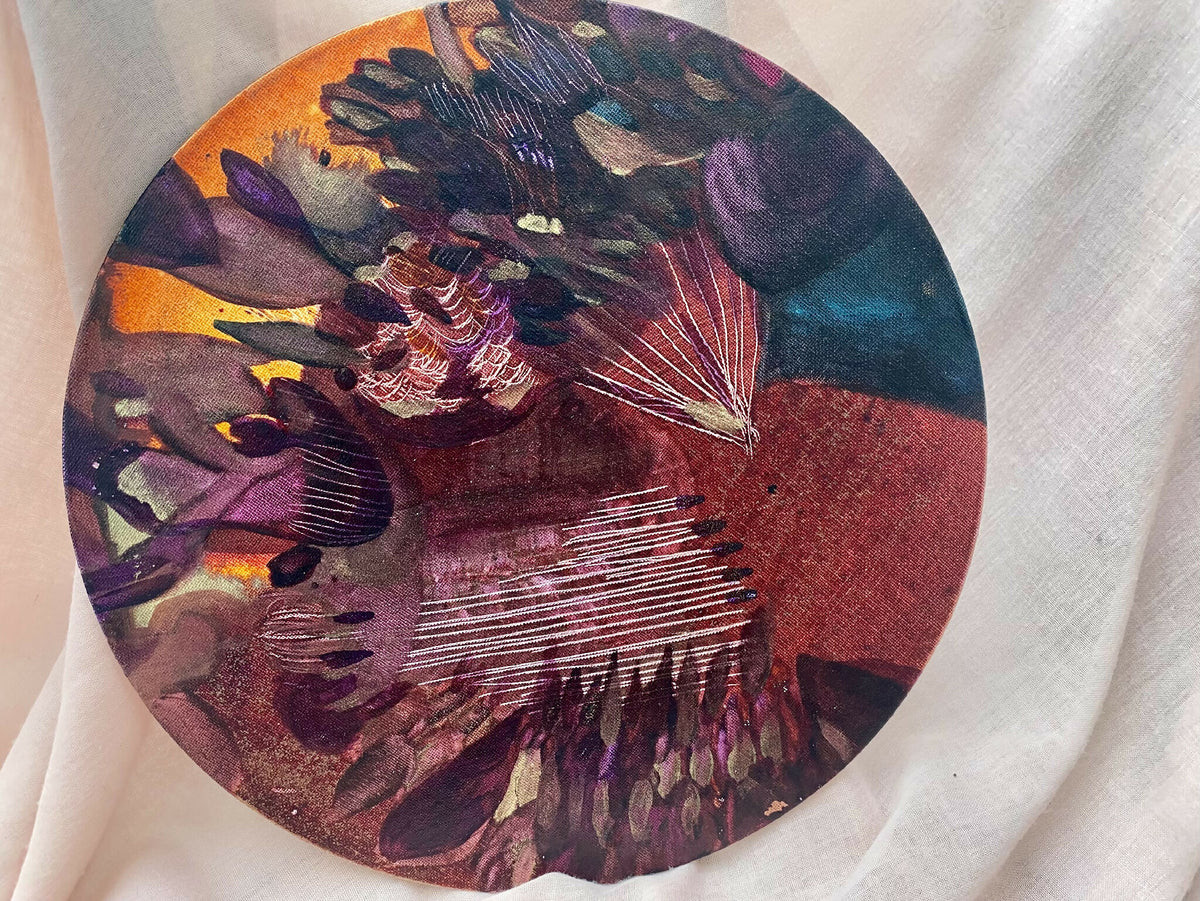 Visuel circulaire « Minotaure ailé » : créature ailée et formes abstraites multicolores