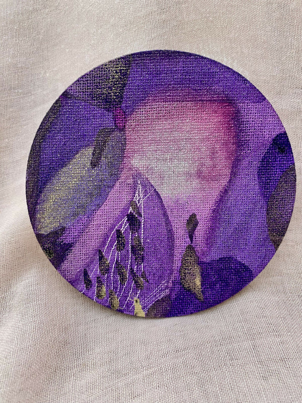 T-shirt en tissu clair avec grand motif rond violet, détails floraux et abstraits