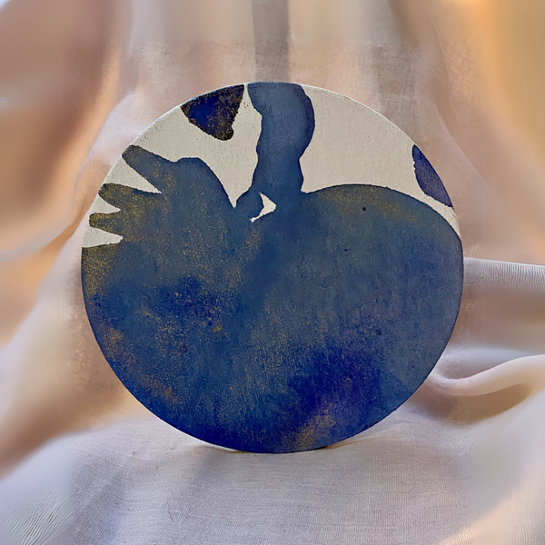 Encre artistique bleue ronde, silhouette d’ange noire sur fond clair