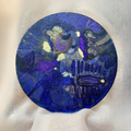 Motif circulaire bleu encre avec portrait sur fond clair