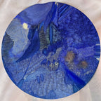 Encre artistique ronde bleue, motif dragon en vol avec touches gris