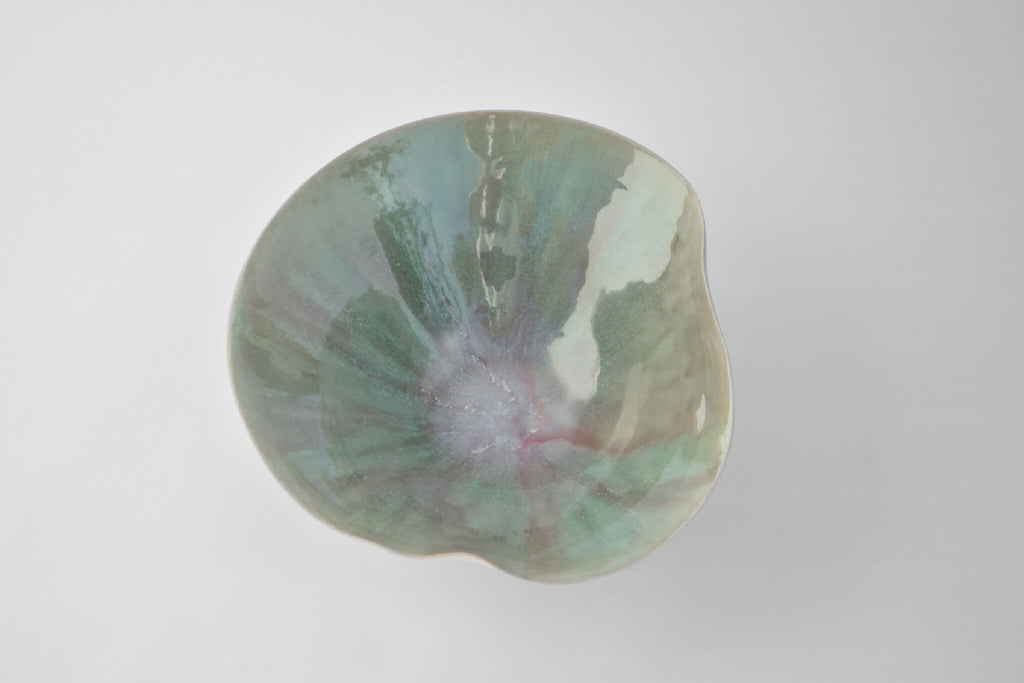 Coupe ronde blanche, intérieur vert marbré, vue de dessus.