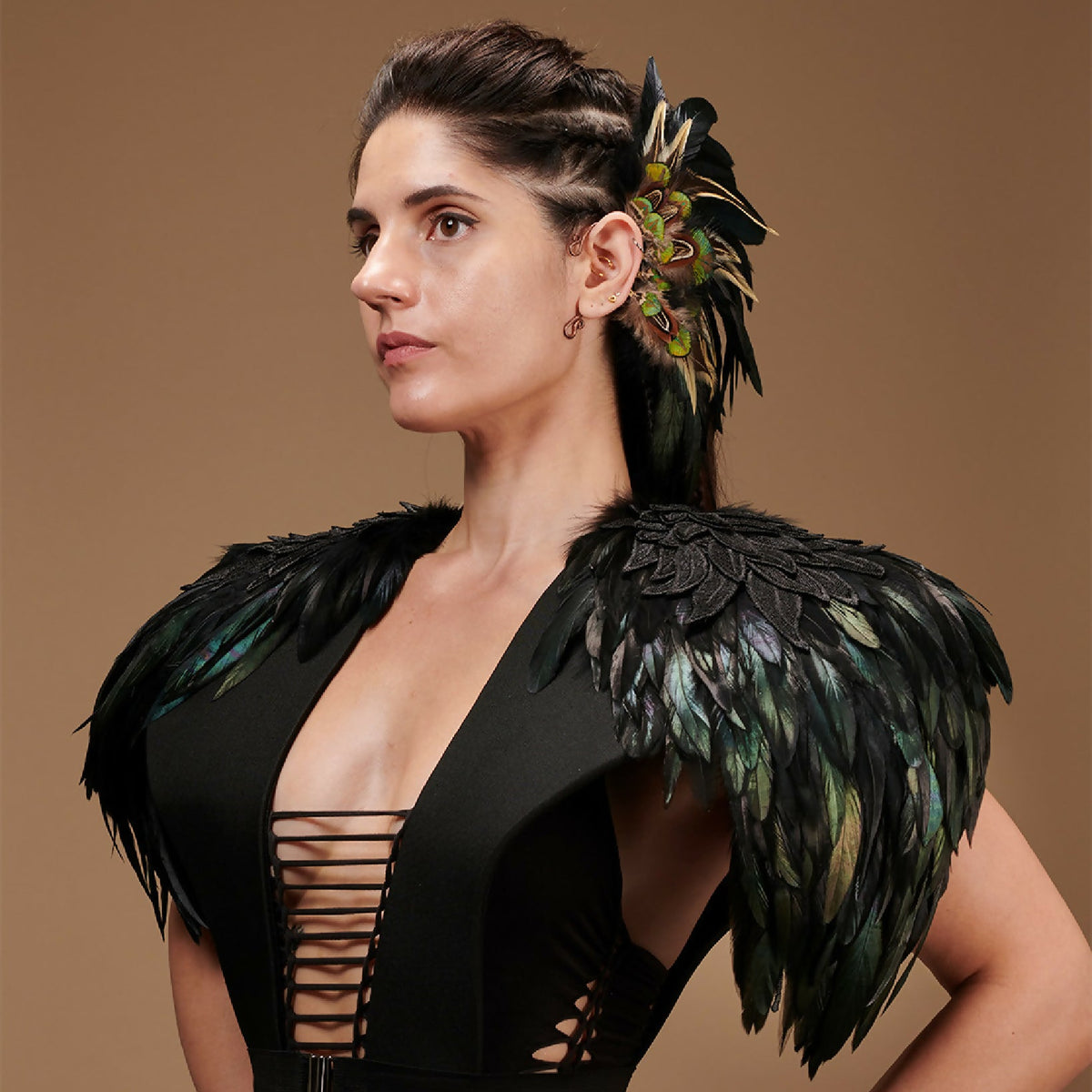 Épaules en plumes noires, ailettes ornées de reflets vert sombre, style costume