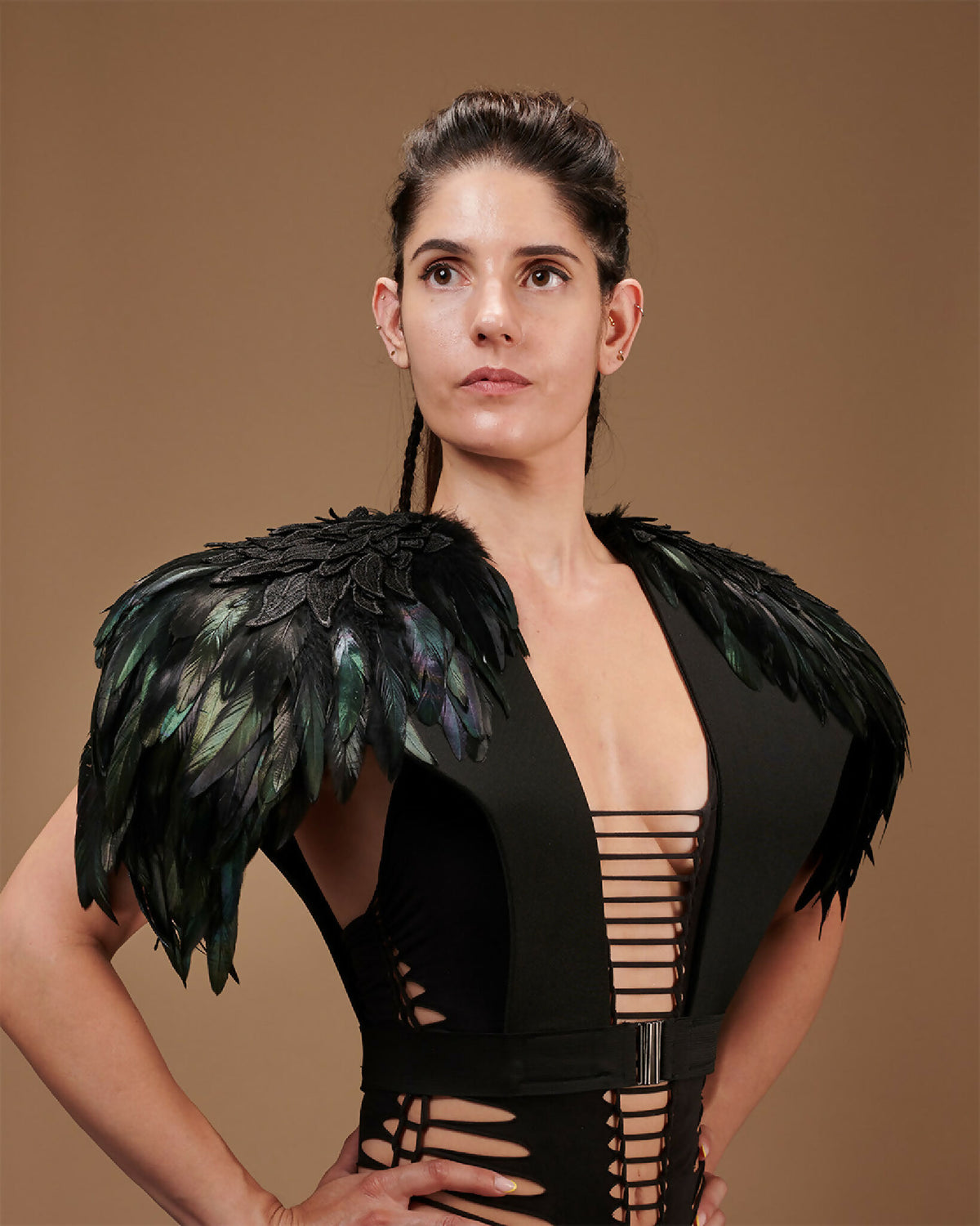 Épaules en plumes noires avec reflets vert foncé, fixées sur bretelles