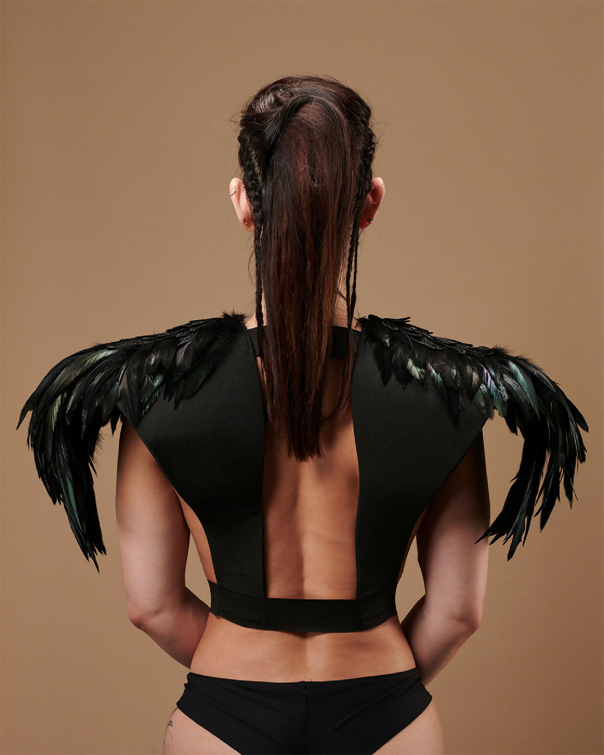 Épaules en plumes noires, vue arrière, grandes ailettes couvrant les épaules