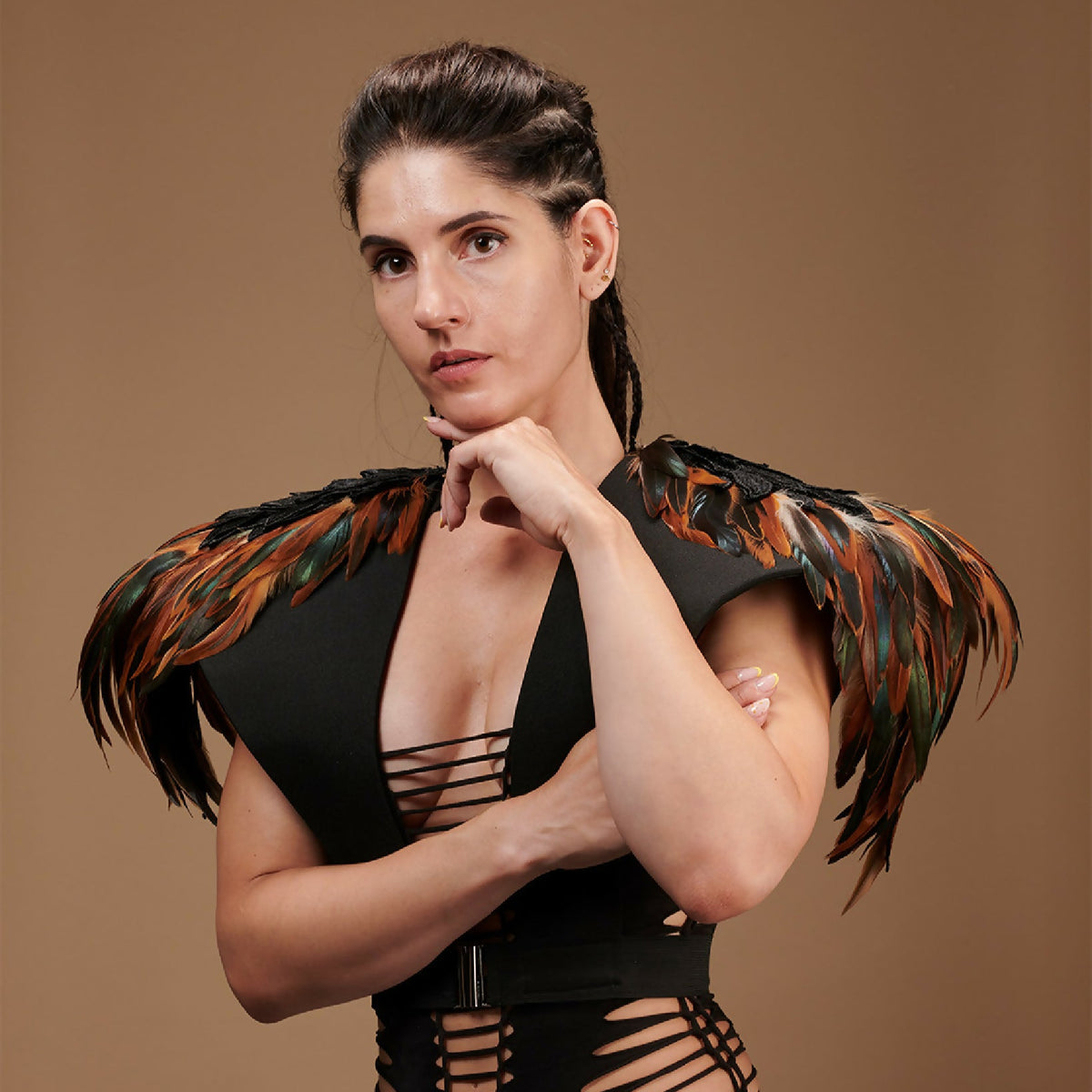 Épaulettes en plumes multicolores sur épaules, tenue noire sans manches