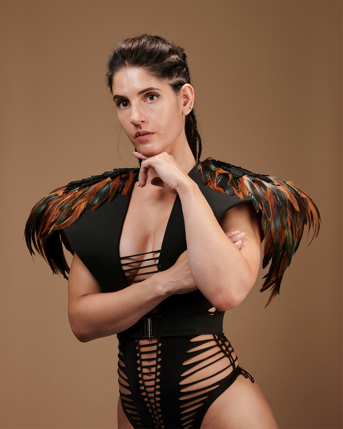 Épaulette en plumes naturelles multicolores sur body noir découpé.