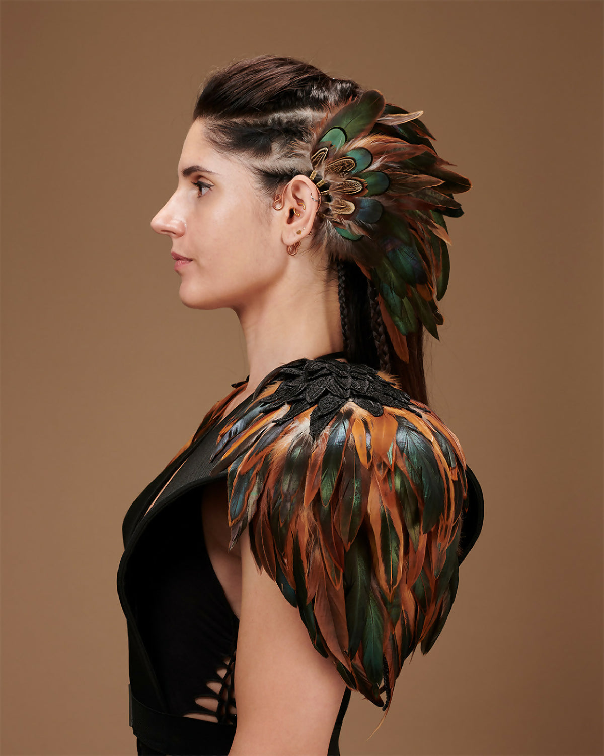 Épaulettes en plumes multicolores, vue de côté sur tenue noire
