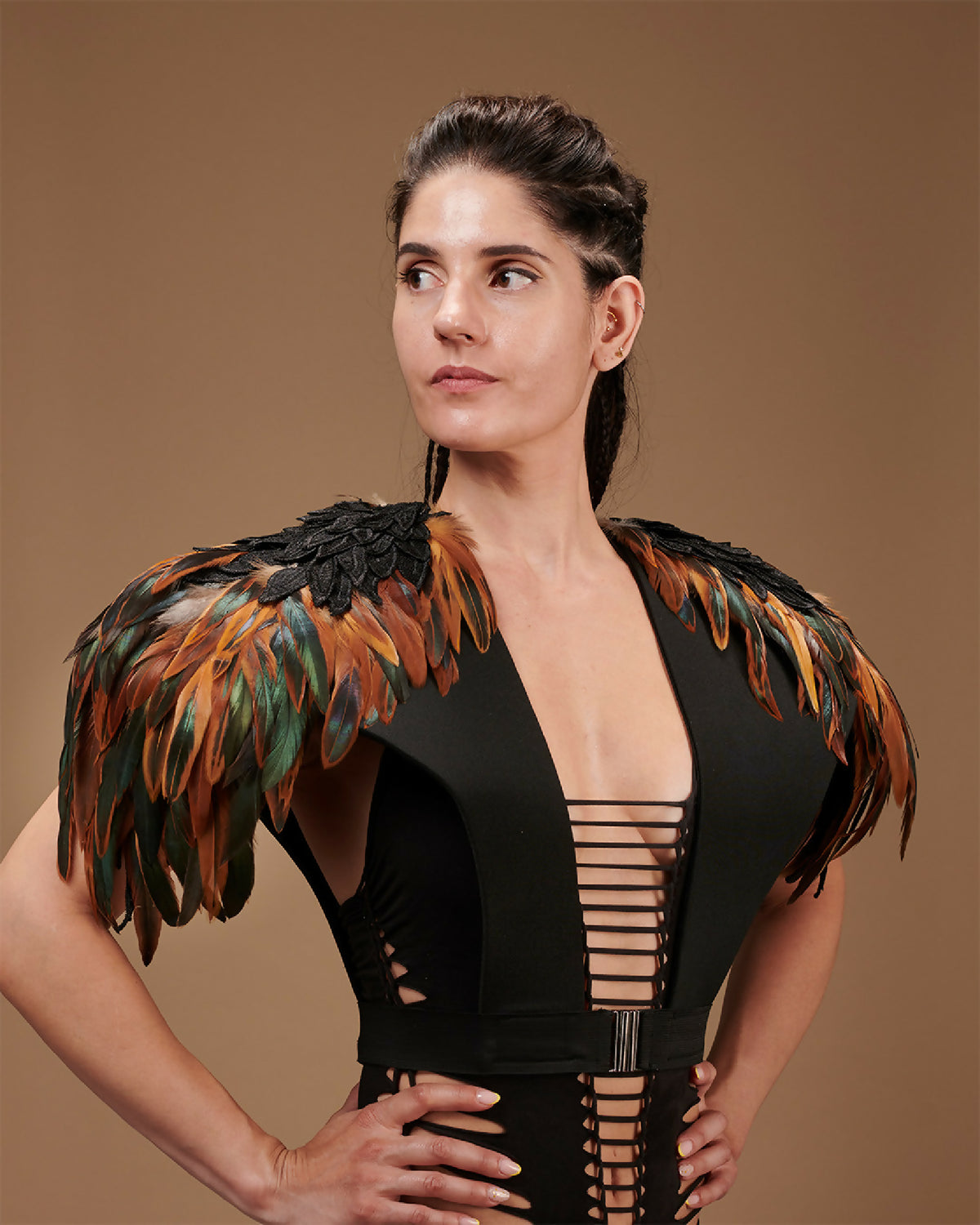 Épaulettes en plumes multicolores sur tenue noire, décolleté en V
