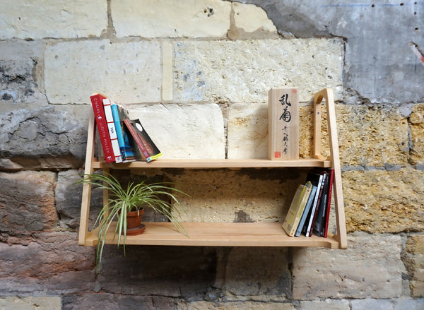 Étagère murale double en bois clair avec 2 niveaux ouverts