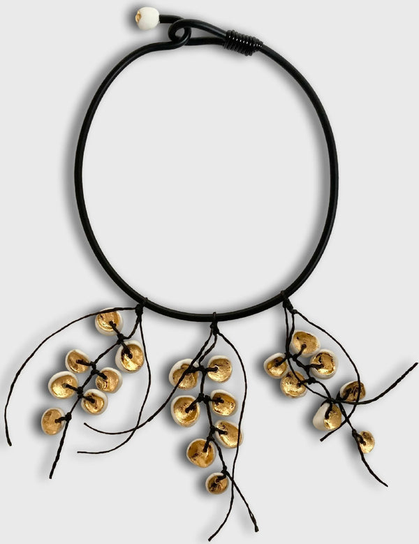 Collier à cordon noir avec pendentifs fleurs dorées et rubans