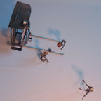 Sculpture miniature en métal : cabine et figurines sur base, vue de côté