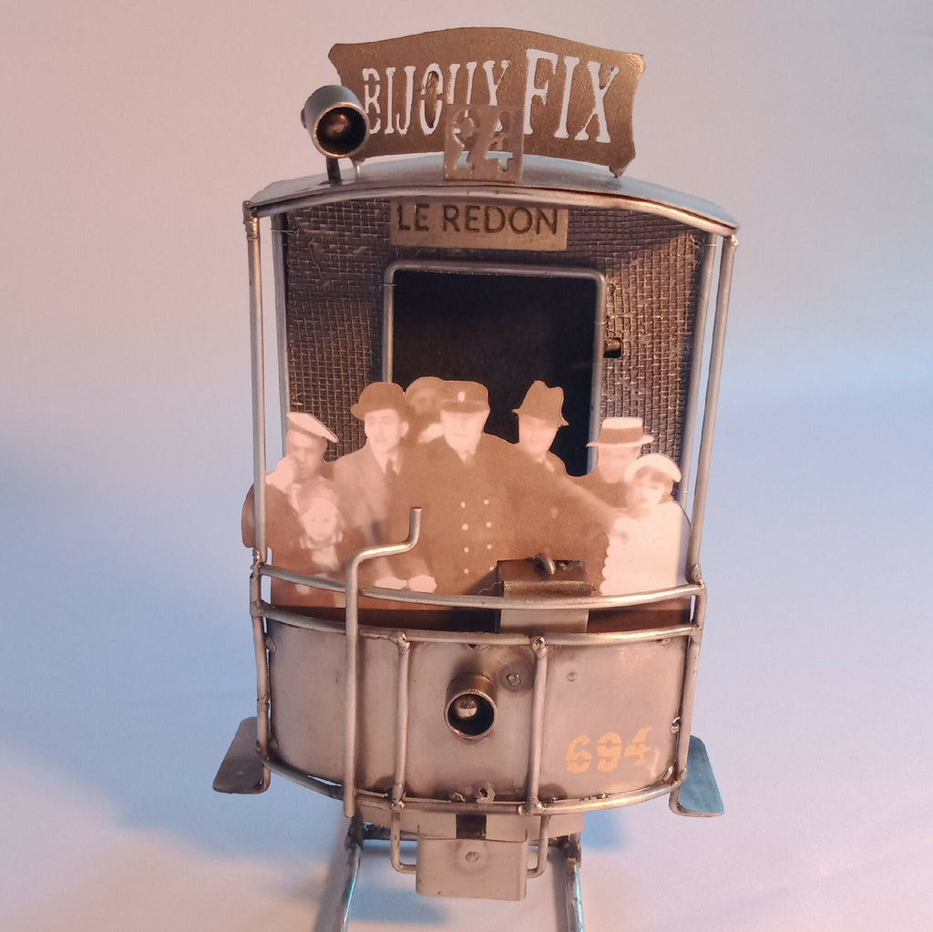 Sculpture miniature en métal : cabine vitrée avec inscription et personnages