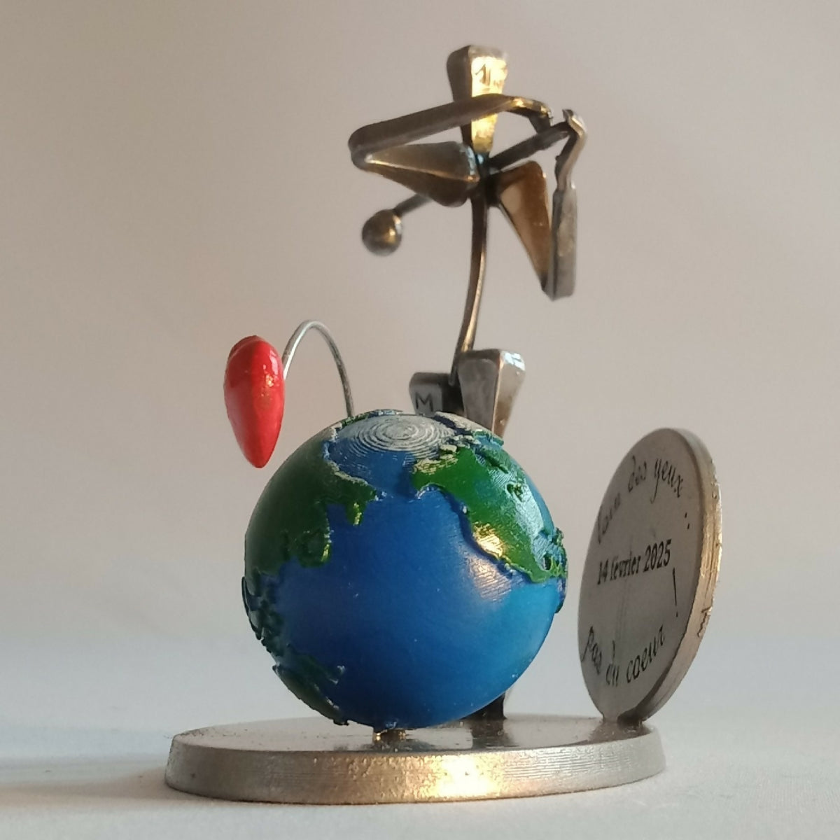 Statuette de golfeur décorative: globe bleu-vert, cœur rouge et plaque gravée