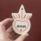 Ex-voto en forme d’étoile, cœur « amour » rose, rayons rouges et colorés.