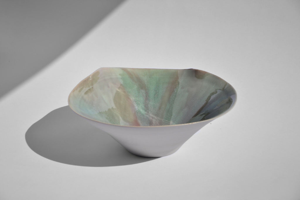 Coupe en céramique blanche, intérieur vert marbré, forme évasée.