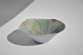Coupe en céramique blanche, intérieur vert marbré, forme évasée.