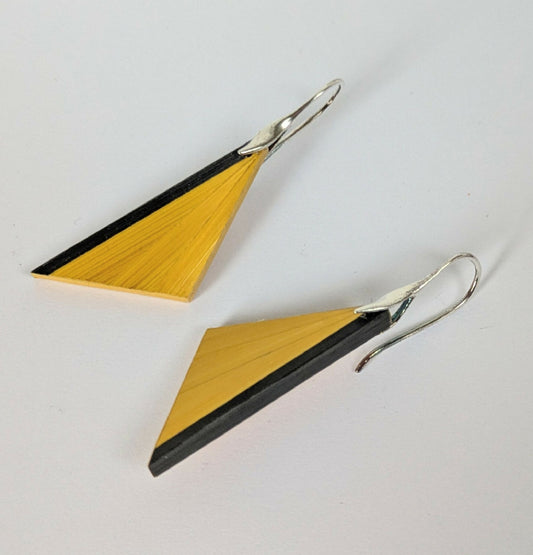 Boucles d'oreilles Triangulaires avec Marqueterie de Paille Jaune et Gris Anthracite - crochets argent 925
