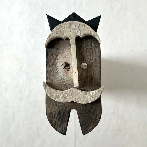 Décoration murale en bois en forme de moustache, face avant, tons clairs et foncés.