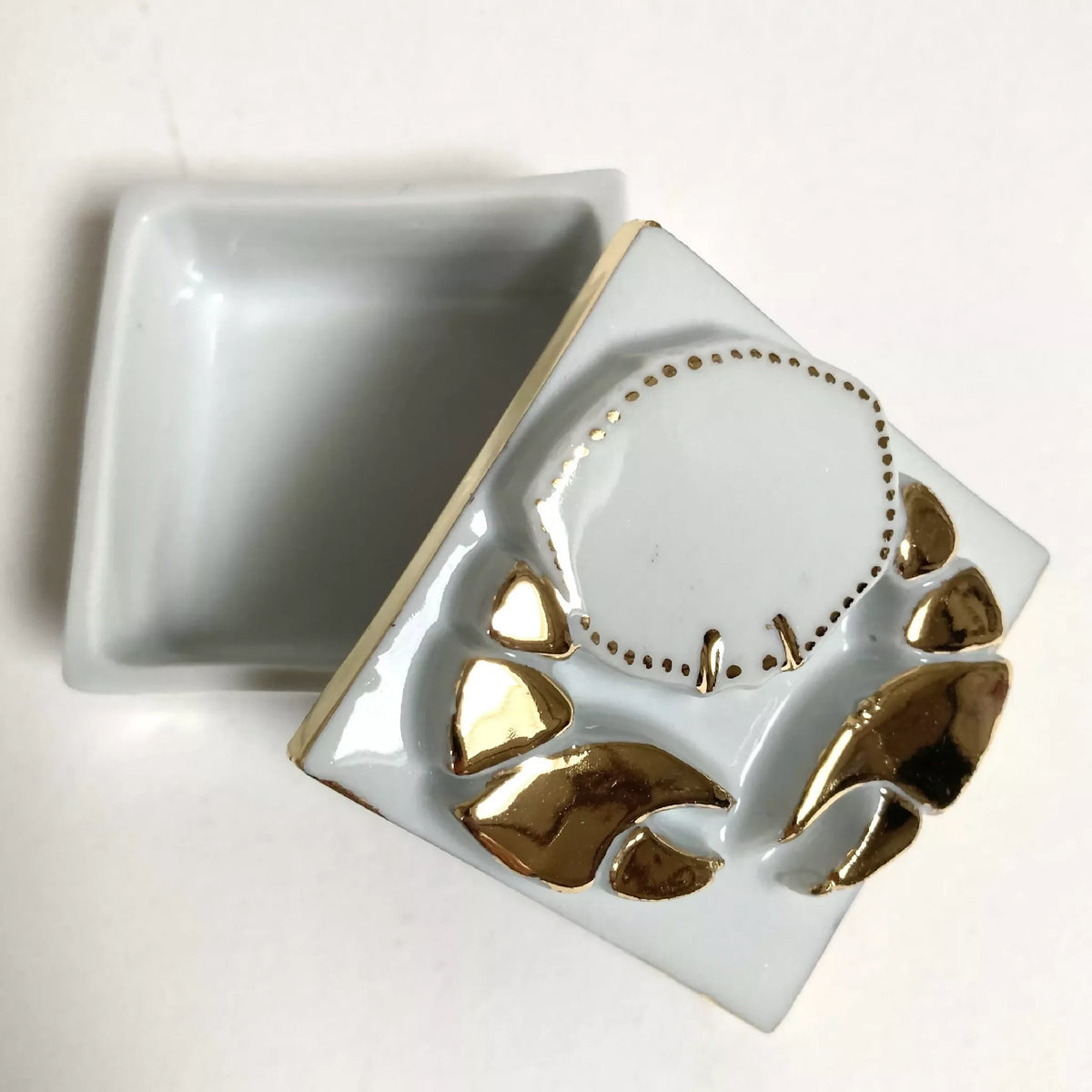 Boîte à bijoux en porcelaine blanche, couvercle décoré de motif doré