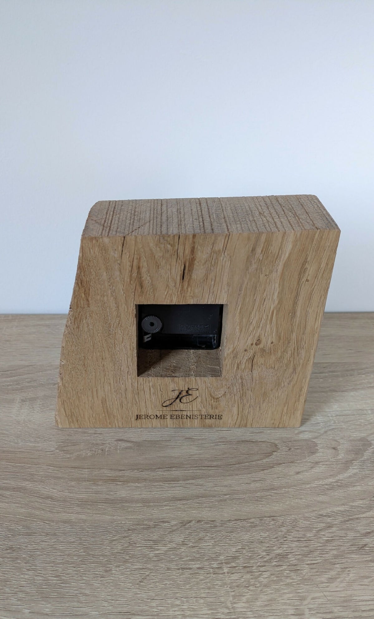 Horloge de bureau en chêne, vue arrière avec fenêtre noire et marquage.