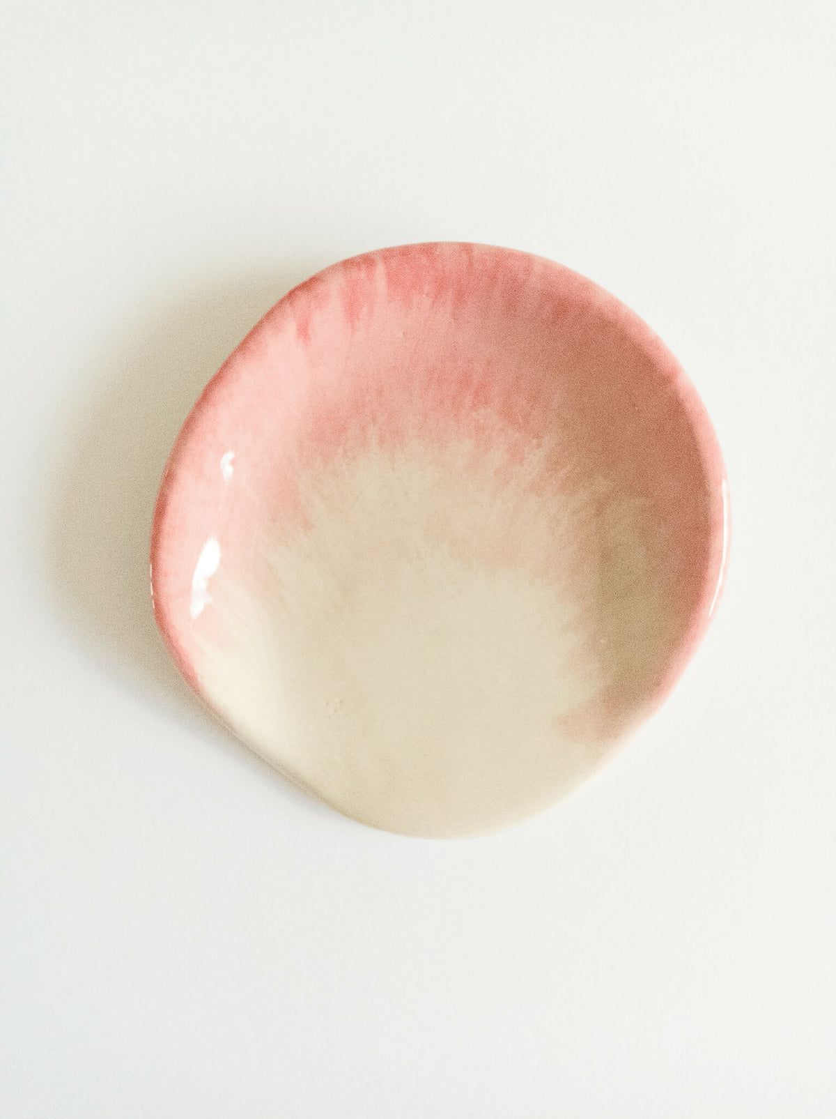 Repose-cuillère ovale en grès, dégradé rose pâle et beige, finition brillante