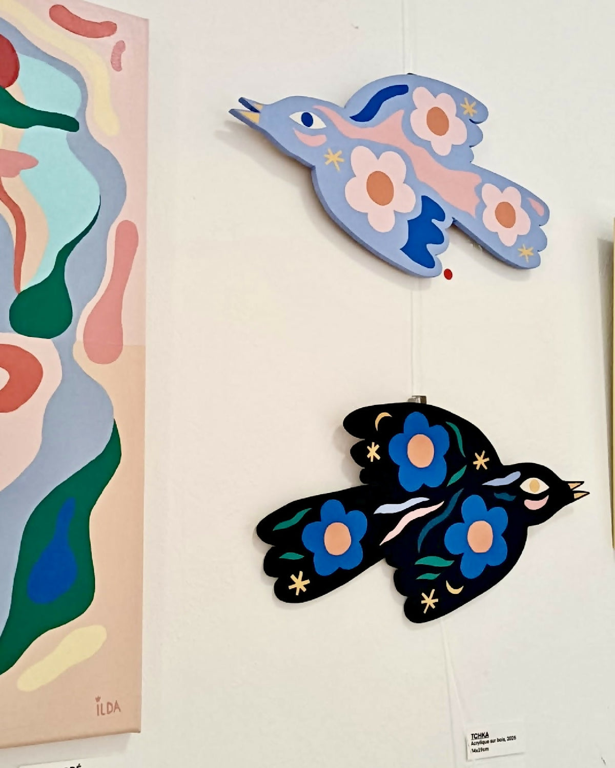 Décoration murale : oiseaux en bois bleu clair et noir, fleurs orange