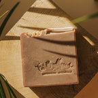 Savon au cacao Fameux en barre beige-brun, face avant avec motif gravé