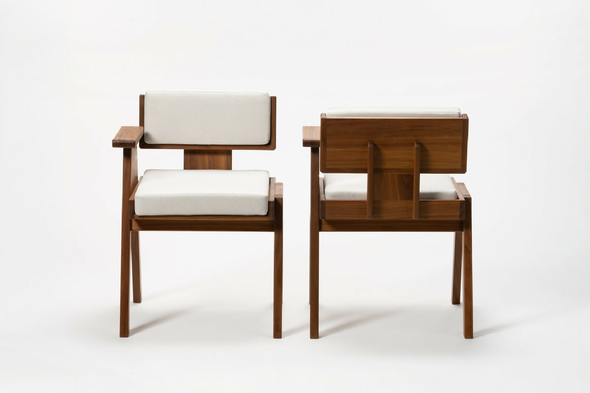Ensemble de 2 fauteuils en bois clair, assises et dossiers rembourrés blancs, face