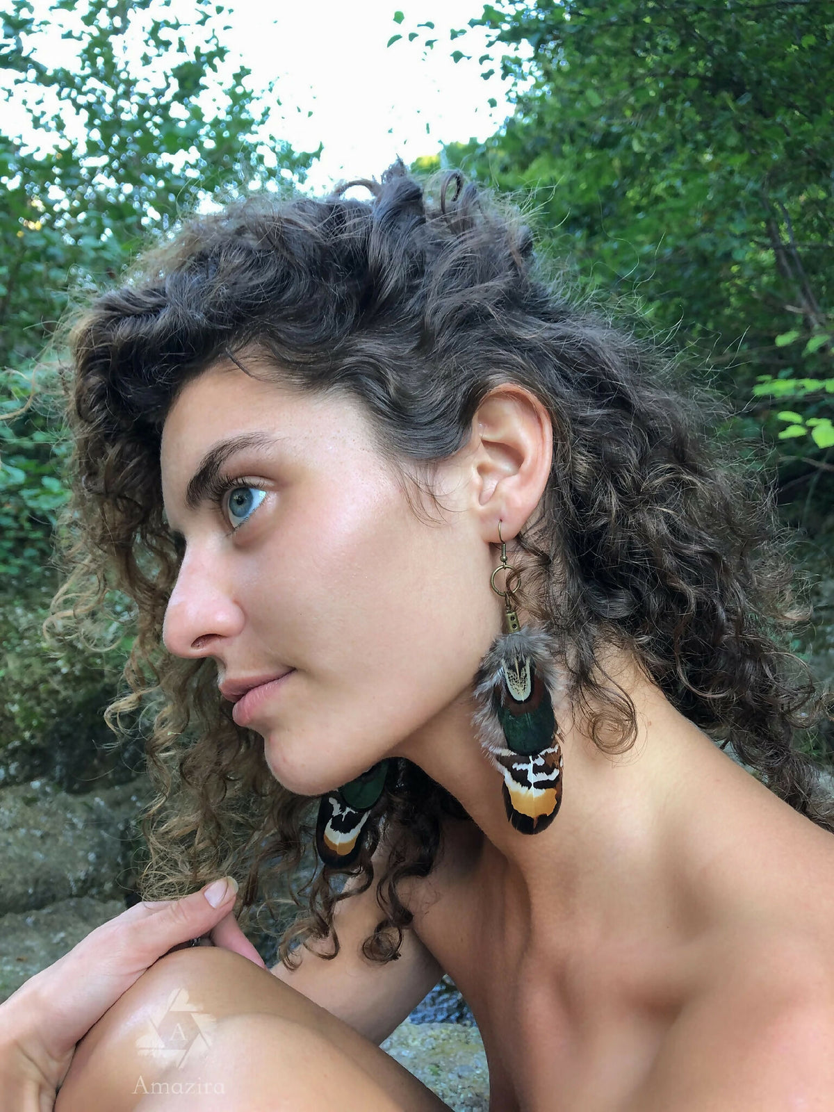 Boucles d’oreilles plumes de jaguar portées, pampilles motif brun, vert et noir