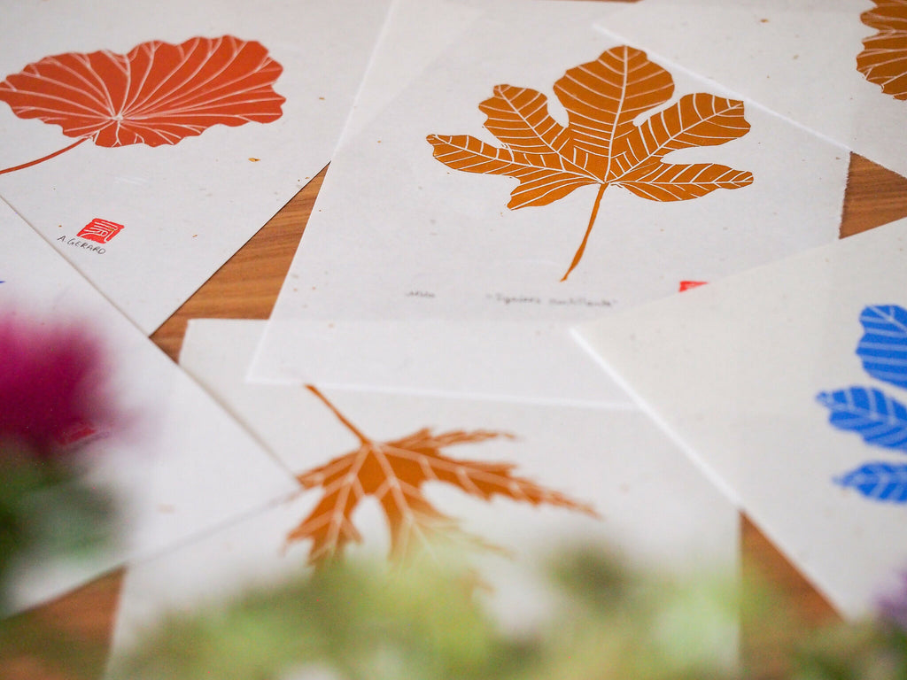 Gravures sur papier washi superposées, feuilles orange et bleue