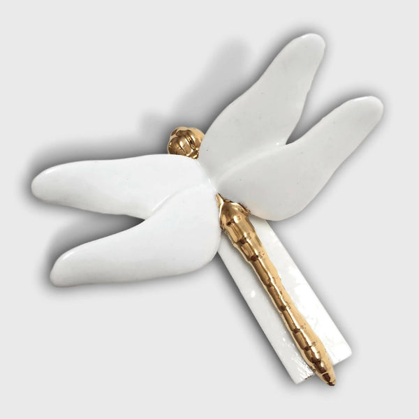 Porte-couverts en forme de libellule blanche avec détails dorés et base métallique