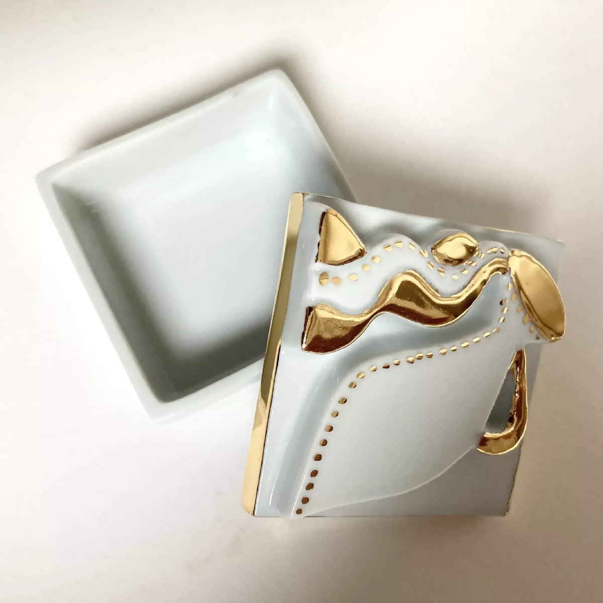Boîte à bijoux en porcelaine carrée ouverte, intérieur gris et motif doré « Verseau »