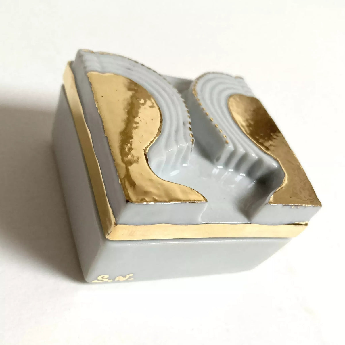 Boîte à bijoux en porcelaine blanche, couvercle à motifs dorés en relief