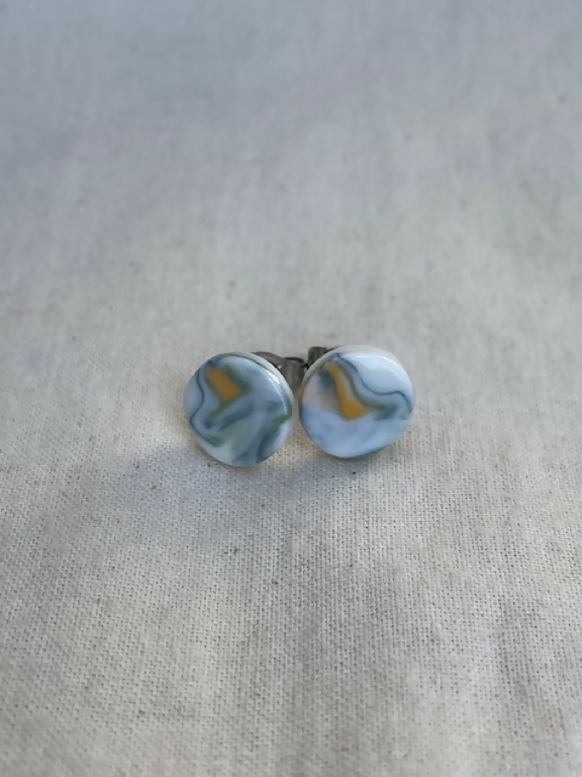 Clous d’oreille ronds en porcelaine marbrée bleu, vert et jaune
