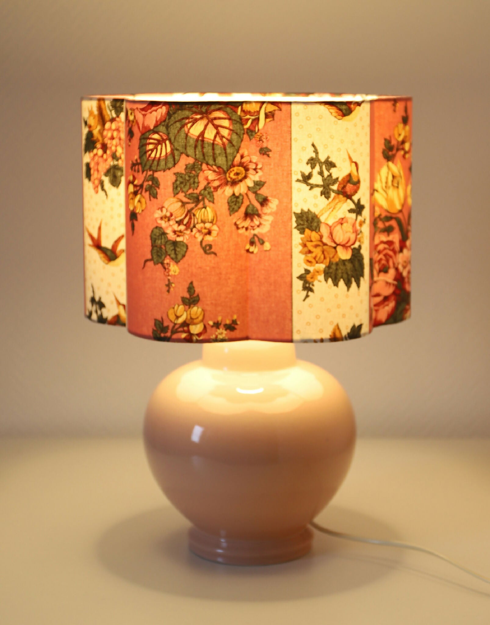 Abat-jour forme fleur à fleurs sur base boule beige, motifs floraux multicolores