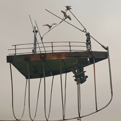 Maquette du Titanic en acier recyclé, vue de profil avec garde-corps et décor de voiles