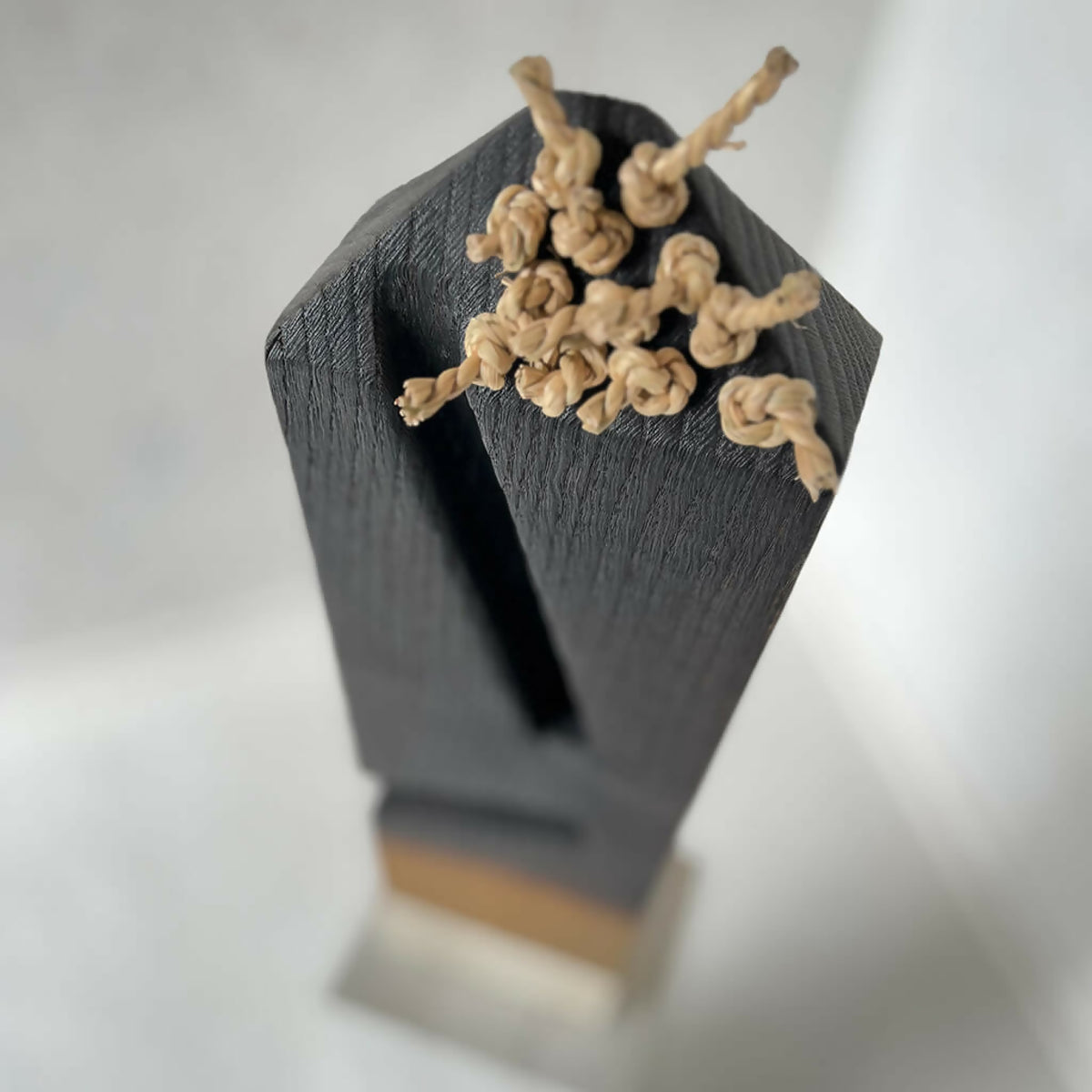 Décoration en bois deux tons, ruban noir et bouquet de fleurs dorées sur le dessus