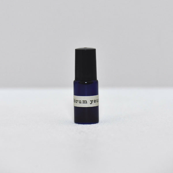 Flacon de sérum pour les yeux avec bouchon noir et base bleu foncé