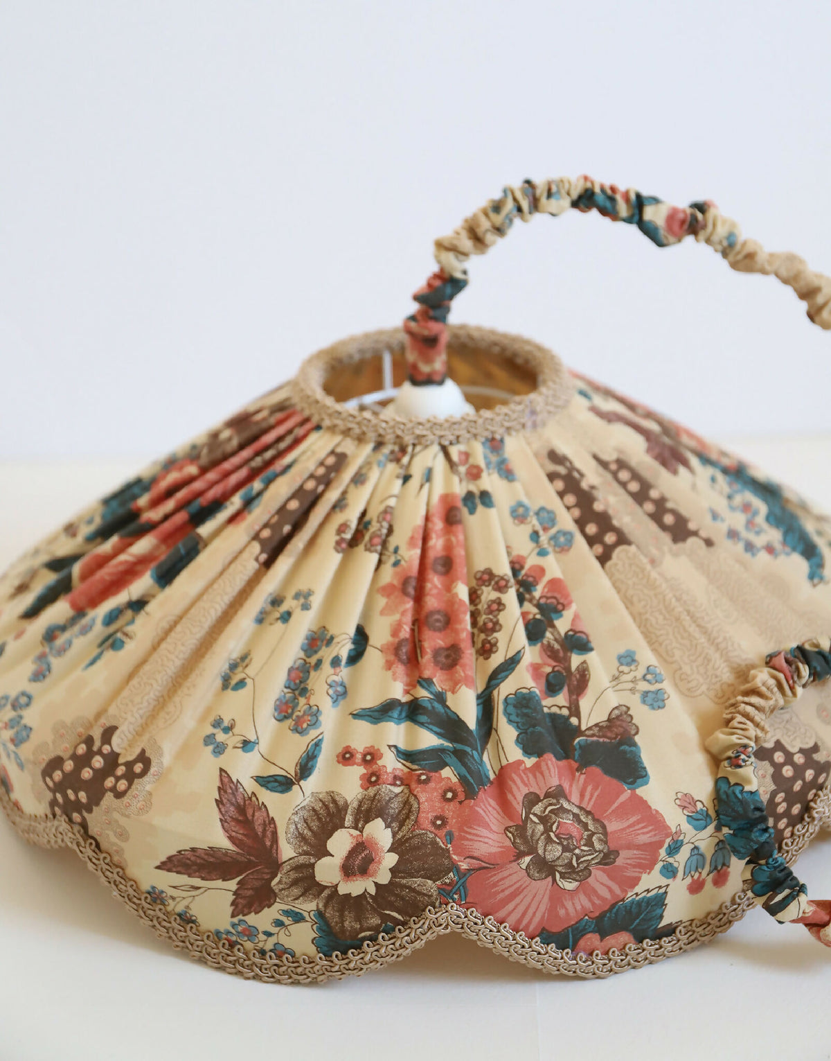 Abat-jour suspendu beige à motif floral, encolure froncée et bord festonné galon doré