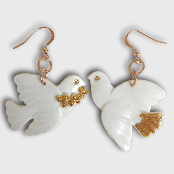 Boucles d’oreille colombes blanches avec pampilles dorées et crochets