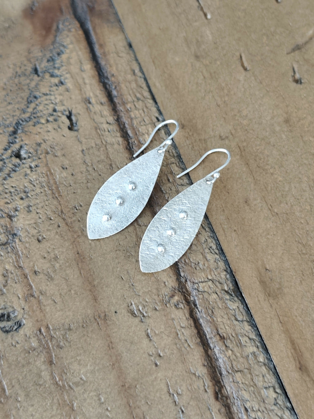 Paire de boucles d’oreilles pendantes gouttes argentées texturées, reliefs ronds