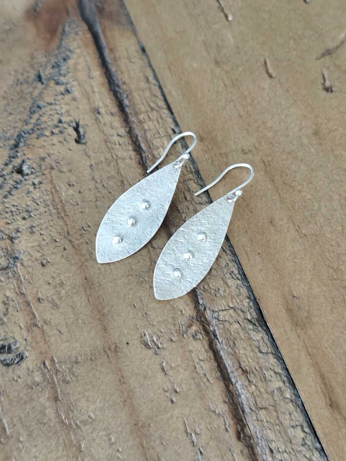 Paire de boucles d’oreilles pendantes gouttes argentées texturées, reliefs ronds