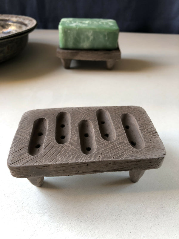 Porte-savon en bois gris #7 avec rainures verticales et trous